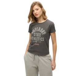 Dopasowana koszulka z motywem dla kobiet Superdry Athletic. Szare koszulki sportowe damskie Superdry., m, bez wzorów, bez kołnierzyka, bez ramiączek. Za 134.15 zł.