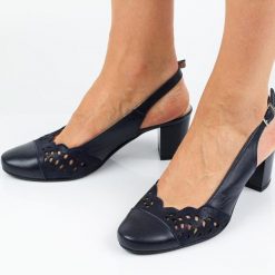 Granatowe skórzane ażurowe Polskie czółenka damskie bez pięty Gregors 913. Niebieskie sandały damskie GREGORS, w ażurowe wzory, z materiału, bez obcasa, na obcasie, bez zapięcia. Za 399.00 zł.