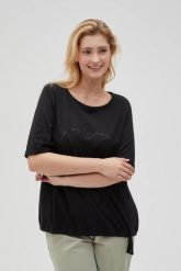 T-shirt z ozdobną aplikacją czarny. Czarne bluzki damskie MOODO, z aplikacjami, z bawełny, bez kołnierzyka. Za 69.99 zł.
