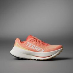 Buty trailowe damskie adidas TERREX Agravic Speed Ultra - amber tint/crystal white/spark. Białe obuwie sportowe damskie Adidas, bez wzorów, adidas terrex. Za 978.16 zł.