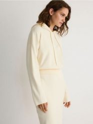 Sweter z kapturem - kremowy. Białe swetry damskie Reserved, l, bez wzorów, z dzianiny, bez kołnierzyka, bez ramiączek, z kapturem. W wyprzedaży za 79.99 zł.