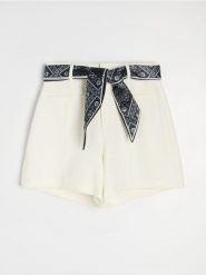 Eleganckie szorty z przeszytym kantem i paskiem - kremowy. Białe szorty damskie Sinsay, l, bez wzorów, eleganckie. Za 39.99 zł.