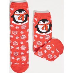 Świąteczne skarpetki z pingwinem - Czerwony. Czerwone skarpety damskie Sinsay. Za 12.99 zł.