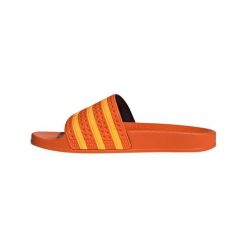 Sandały adidas Originals ADILETTE. Brązowe sandały damskie Adidas, bez wzorów, z materiału, bez obcasa, bez zapięcia. Za 161.50 zł.