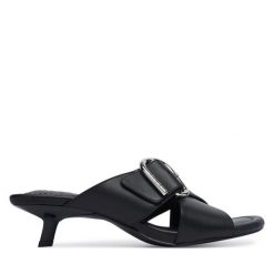 Klapki HUGO. Czarne klapki damskie Hugo, bez wzorów, bez obcasa. Za 899.99 zł.