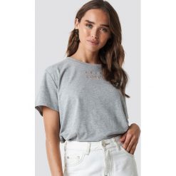 NA-KD Trend T-shirt oversize Loudly - Grey. Szare t-shirty damskie NA-KD Trend, z nadrukiem, z klasycznym kołnierzykiem. Za 72.95 zł.