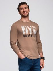Męski longsleeve z miejskim nadrukiem jasnobrązowy V1 OM-LSPT-0131 S. Brązowe bluzki z długim rękawem męskie Ombre, m, bez wzorów, bez kołnierzyka. Za 257.18 zł.