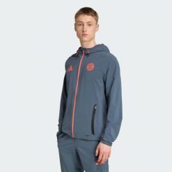 Kurtka FC Bayern Tiro 25 Competition Vis Tech Travell. Brązowe kurtki sportowe męskie Adidas, xs, bez wzorów, z dresówki, do piłki nożnej. Za 399.00 zł.