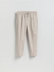 Spodnie regular z włóknem bambusowym - beżowy. Brązowe spodnie materiałowe męskie Reserved, l, bez wzorów, z dzianiny. Za 129.99 zł.