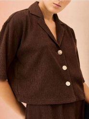 Bluzka koszulowa z domieszką wiskozy - brązowy. Brązowe bluzki damskie Sinsay, l, bez wzorów, z wiskozy, bez kołnierzyka, bez ramiączek. Za 35.99 zł.