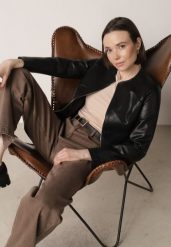 Czarna Kurtka Ramoneska Taliowana bez Kołnierzyka w Motocyklowym Stylu Nelaswenna. Czarne kurtki damskie Born2be, m, bez wzorów, z jeansu, bez kaptura. Za 109.99 zł.