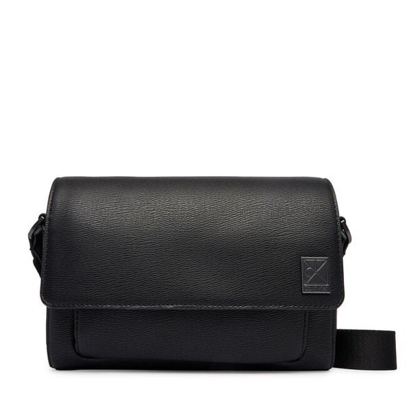 Torebka Calvin Klein. Czarne listonoszki damskie Calvin Klein, bez wzorów, bez dodatków. Za 227.99 zł.