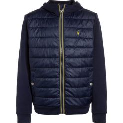 Polo Ralph Lauren HYBRID OUTERWEAR Kurtka przejściowa newport navy. Kurtki i płaszcze dla chłopców marki Polo Ralph Lauren. Za 459.00 zł.