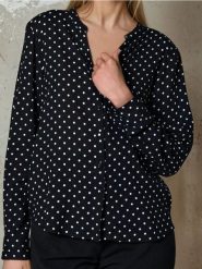 Wiskozowa koszula w grochy - Inny. Koszule damskie Sinsay, l, bez wzorów, z wiskozy, bez kołnierzyka, bez ramiączek. Za 29.99 zł.