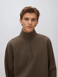 Gładka bluza ze stójką - brązowy. Brązowe bluzy męskie Reserved, l, bez wzorów, z bawełny, bez kaptura. Za 129.99 zł.