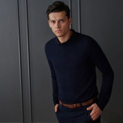 Sweter z wełną merino - Granatowy. Swetry przez głowę męskie marki Giacomo Conti. W wyprzedaży za 79.99 zł.