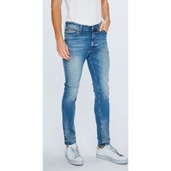 Tommy Jeans - Jeansy Simon. Jeansy męskie marki Tommy Jeans. W wyprzedaży za 319.90 zł.