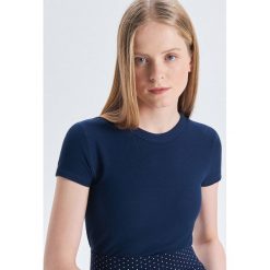 Koszulka w drobne prążki - Granatowy. T-shirty damskie Cropp. Za 29.99 zł.
