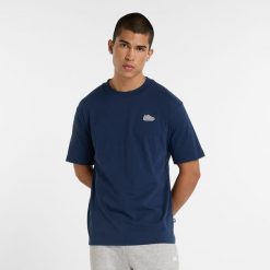 Koszulka męska New Balance MT51962NNY – granatowa. Niebieskie koszulki sportowe męskie New Balance, m, bez wzorów, z bawełny, bez kołnierzyka, bez ramiączek. Za 129.99 zł.