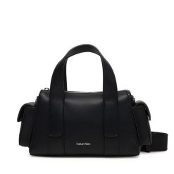 Torebka Calvin Klein. Czarne torebki do ręki damskie Calvin Klein, bez wzorów, klasyczne, bez dodatków. Za 489.99 zł.