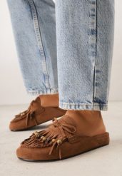 Brązowe Klapki VICES Typu Mule z Koralikami Frędzlami i Kokardą Dioleora. Brązowe klapki damskie Born2be, z aplikacjami, eleganckie, bez obcasa, na płaskiej podeszwie. Za 119.99 zł.