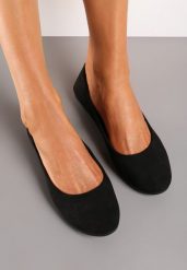 Czarne Balerinki Gibbs. Czarne baleriny damskie Renee, bez wzorów, eleganckie, bez obcasa, na płaskiej podeszwie. Za 39.99 zł.