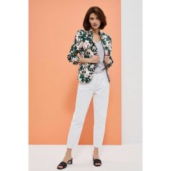 Marynarka z roślinnym printem. Zielone żakiety damskie MOODO, m, bez wzorów, z bawełny, biznesowe. W wyprzedaży za 53.99 zł.