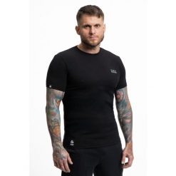 T-Shirt bawełniany Premium z małym szarym logo DBX Bushido. Czarne t-shirty męskie DBX BUSHIDO, bez wzorów, z bawełny, bez kołnierzyka. Za 109.99 zł.
