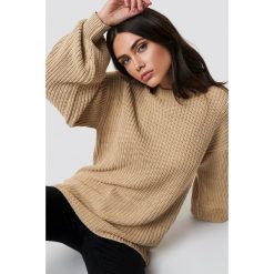 NA-KD Dzianinowy sweter z obniżonymi ramionami - Beige. Brązowe swetry damskie NA-KD, z dzianiny. Za 121.95 zł.