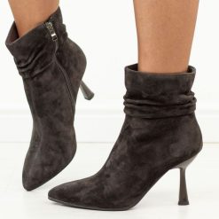 Czekoladowe skórzane botki damskie na szpilce DiA 1049. Brązowe botki damskie DiA, na jesień, ze skóry, eleganckie, bez obcasa, na szpilce, bez zapięcia. Za 369.00 zł.