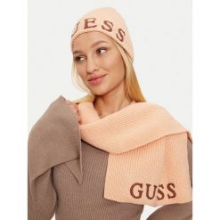 Zestaw Szalik i Czapka Guess. Czerwone czapki i kapelusze damskie Guess, na zimę, z aplikacjami. Za 369.99 zł.