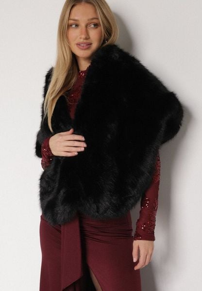 Czarne Ponczo Etola z Futerka w Stylu Szala Cahreva. Czarne swetry damskie Born2be, uniwersalny, bez wzorów, eleganckie, bez kołnierzyka, bez ramiączek, bez kaptura. Za 109.99 zł.