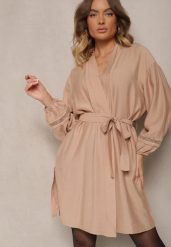 Beżowa Sukienka Kimono z Wiskozy z Kieszeniami Zdobiona Ażurowymi Wstawkami Salithia. Brązowe sukienki damskie Renee, l, z aplikacjami, z wiskozy, eleganckie, bez kołnierzyka, bez ramiączek, mini. Za 99.99 zł.