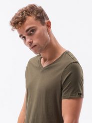 Klasyczna męska koszulka z dekoltem w serek BASIC - ciemnooliwkowy V6 - Rozmiar: S. Zielone t-shirty męskie Ombre Clothing, m, bez wzorów, z jeansu, klasyczne, bez kołnierzyka. W wyprzedaży za 19.99 zł.