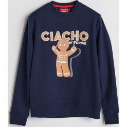 Bluza ze świątecznym nadrukiem - Granatowy. Niebieskie bluzy męskie Reserved, z nadrukiem. Za 79.99 zł.