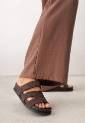 Brązowe Klapki z Imitacji Zamszu na Płaskiej Podeszwie Zapinane na Rzep Perenea. Brązowe klapki damskie Renee, bez wzorów, z zamszu, eleganckie, bez obcasa, na płaskiej podeszwie. Za 79.99 zł.