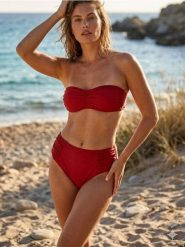 Dół od bikini z marszczeniami i wysokim stanem - czerwony. Czerwone bikini damskie Sinsay, l, bez wzorów. W wyprzedaży za 19.99 zł.