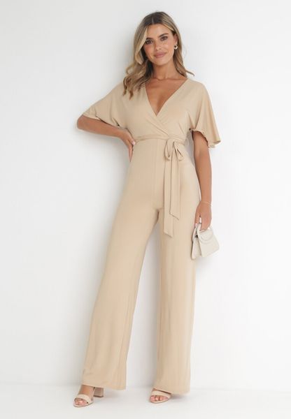 Beżowy Długi Kombinezon z Kopertowym Dekoltem i Ozdobnym Wiązaniem Abrarani. Brązowe sukienki damskie Born2be, do pracy, l, bez wzorów, biznesowe, bez kołnierzyka, bez ramiączek, maxi, kopertowe. Za 139.99 zł.