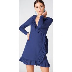 NA-KD Boho Kopertowa sukienka z długim rękawem i falbaną - Blue. Sukienki damskie marki NA-KD Boho. Za 121.95 zł.