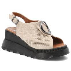 Sandały damskie Artiker, skórzane na koturnie ze sprzączką z ozdobą, beżowe, 56C0111. Brązowe sandały damskie Artiker, z aplikacjami, ze skóry, bez obcasa, na koturnie, bez zapięcia. Za 229.00 zł.