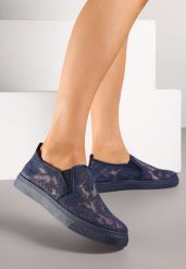 Granatowe Tenisówki Ozdobione Koronką Fenindia. Niebieskie trampki i tenisówki damskie Born2be, z aplikacjami, z jeansu, eleganckie, bez zapięcia. Za 49.99 zł.