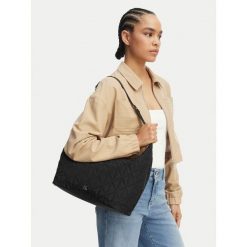 Torebka Calvin Klein. Czarne torebki do ręki damskie Calvin Klein, bez wzorów, klasyczne, bez dodatków. Za 529.99 zł.
