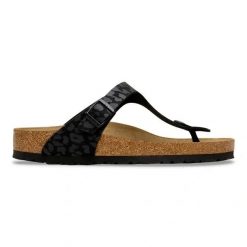 Birkenstock Gizeh SYN Leo Black Japonki damskie. Czarne klapki damskie Birkenstock, bez wzorów, klasyczne, bez obcasa. Za 399.99 zł.