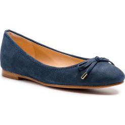 Baleriny CLARKS - Grace Lily 261389554 Navy Nubuck. Niebieskie półbuty damskie Clarks, bez wzorów, z nubiku, klasyczne, bez obcasa, na płaskiej podeszwie, bez zapięcia. W wyprzedaży za 239.00 zł.