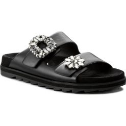 Klapki GUESS - Cambrie FLMBR2 ELE03 BLACK. Czarne klapki damskie Guess, z aplikacjami, z materiału, bez obcasa, bez zapięcia. W wyprzedaży za 299.00 zł.