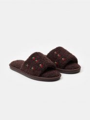 Pluszowe kapcie z motywem wiśni - brązowy. Brązowe kapcie damskie Sinsay, bez wzorów. Za 25.99 zł.