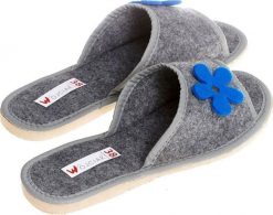 Wójciak Wsuwane odkryte kapcie z filcu pantofle z niebieskim kwiatem pw117 38. Niebieskie kapcie damskie Wójciak, bez wzorów. Za 49.99 zł.