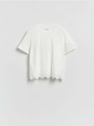 T‑shirt z koronkową aplikacją - biały. Białe t-shirty damskie Reserved, l, z aplikacjami, z bawełny, bez kołnierzyka. Za 79.99 zł.