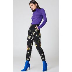 Rut&Circle Spodnie z kwiaty Elsa - Black,Multicolor. Spodnie materiałowe damskie marki Rut&Circle. W wyprzedaży za 48.58 zł.