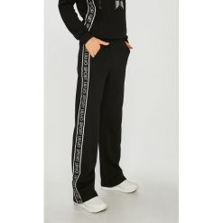 Liu Jo - Spodnie. Czarne spodnie materiałowe damskie marki Liu Jo, z bawełny. W wyprzedaży za 339.90 zł.